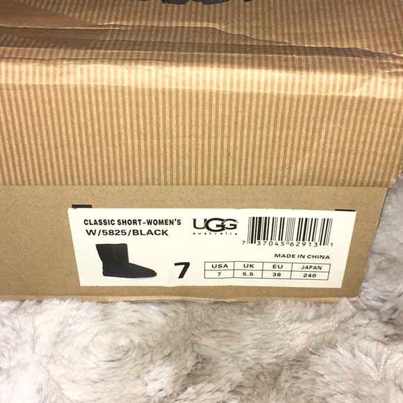 UGG Classic Short Boots - Picture 4 of 6
